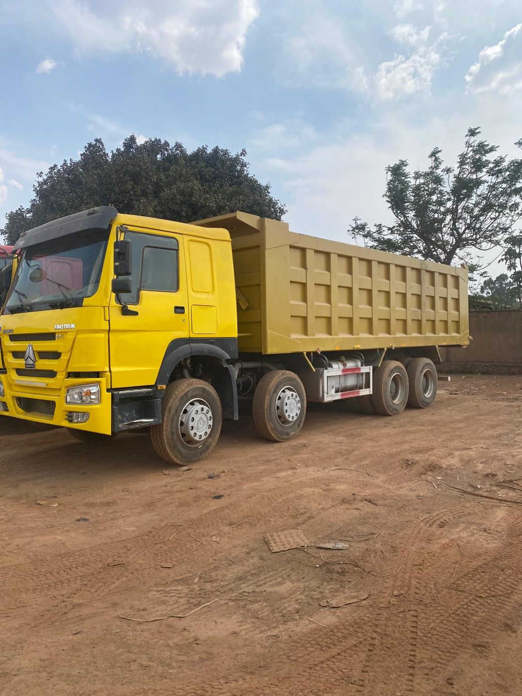 Camion benne de transport de matériaux